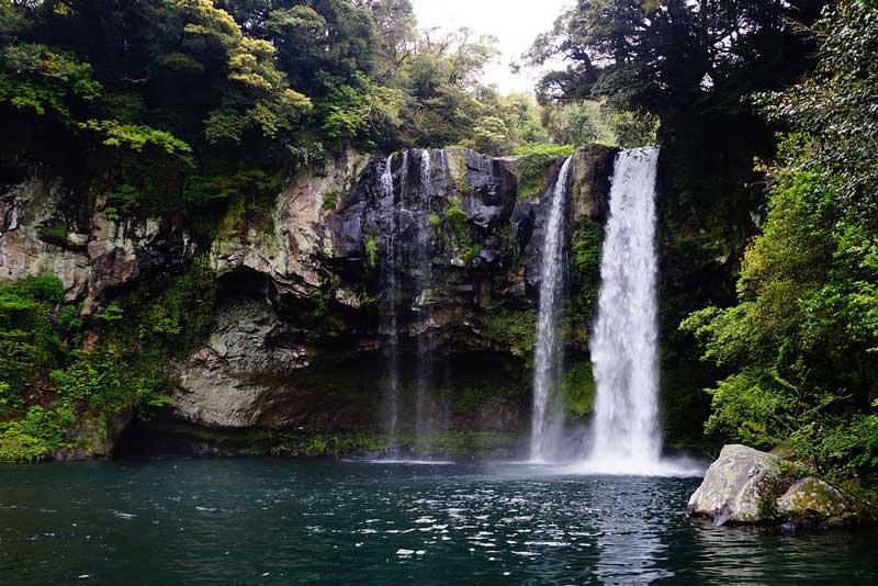 jeju-island-cheonjiyeon-waterfall-1594590_1280